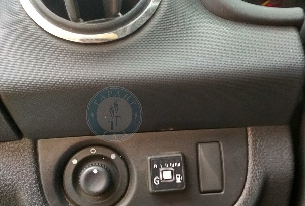 Кнопка ГБО на Renault Sandero 2012 года 84.3 л.с. 1598