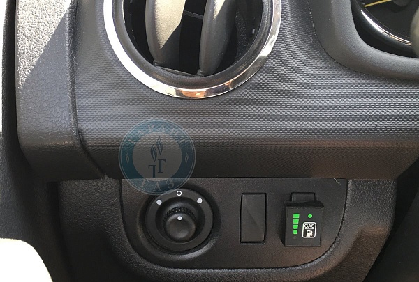 Кнопка ГБО на Renault Sandero 2013 года 84.3 л.с. 1598