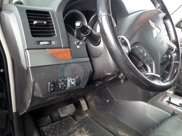 Кнопка ГБО на Mitsubishi Pajero 2010 года 218.9 л.с. 2998