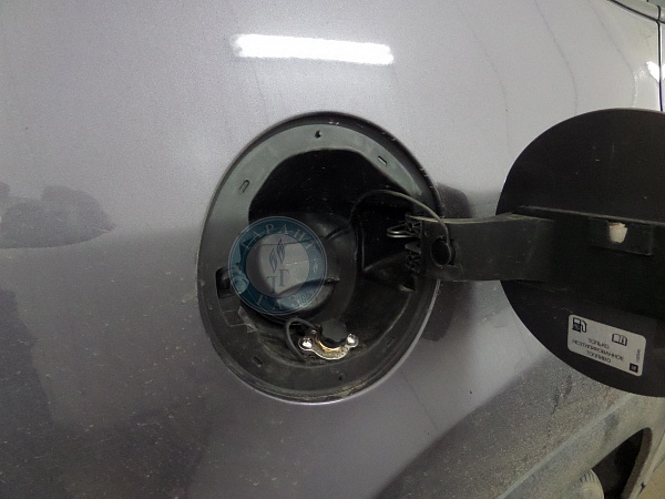 Лючок бензобака на Chevrolet Orlando 2012 года 141.4 л.с. 1796