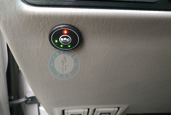 Кнопка ГБО на Toyota Land cruiser 100 2004 года 237.9 л.с. 4664